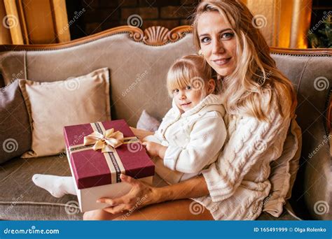 Junge Blonde Mutter Und Ihre T Chter In Wei Gestrickten Kleidung Er Ffnen Ein Magisches