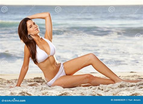 Ella Tiene El Cuerpo Perfecto Una Preciosa Joven Posando En Un Bikini Blanco En La Playa