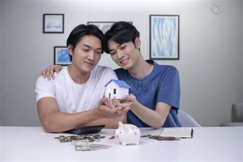 Pareja Gay De Asia Ahorra Dinero Para Comprar Una Casa Pareja De