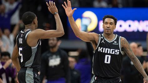 Fox Leads Kings Past Warriors In Playoff Return