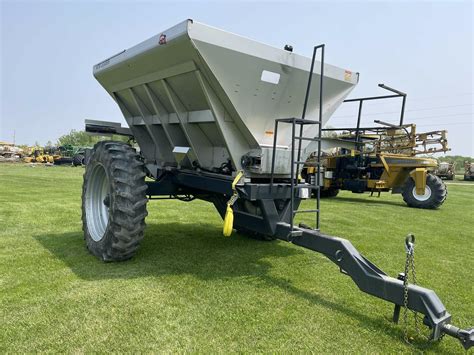 New Leader L G Self Propelled Fertilizer Spreader