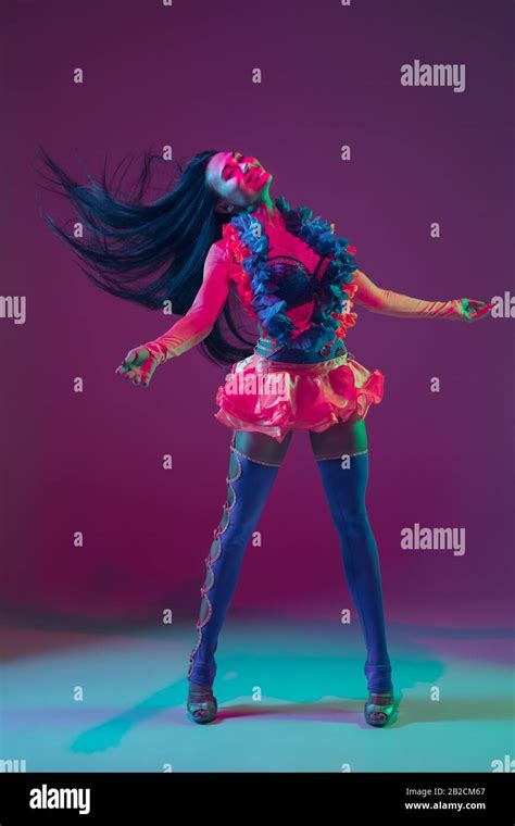 Femme qui danse en bikini Banque de photographies et dimages à haute résolution Alamy