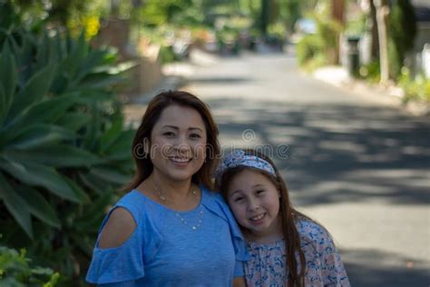 Madre E Hija De Latina Que Sonr En Y Que R En En La Calle Suburbana Imagen De Archivo Imagen