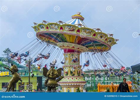 Das Karussell redaktionelles bild. Bild von fahrt, fotographie - 52098215