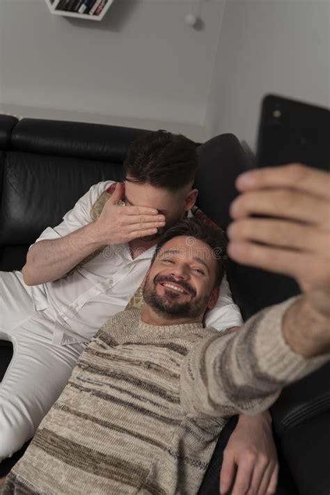 Casal Gay Rom Ntico Usando Smartphone Para Videocassete Um Dos Namorados Escondendo Seu Rosto