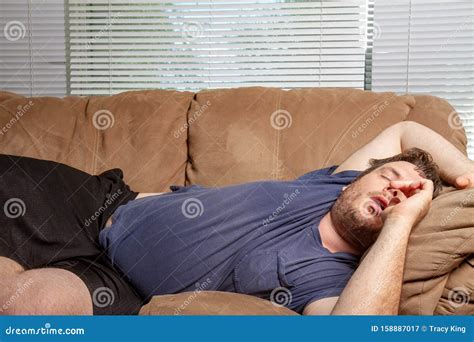 Un Uomo Stanco Grasso Svenne Sul Divano Immagine Stock Immagine Di