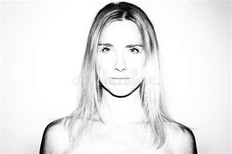 Donna Bionda Matura Attraente Con Le Spalle Nude Immagine Stock Immagine Di Attraente Spalle