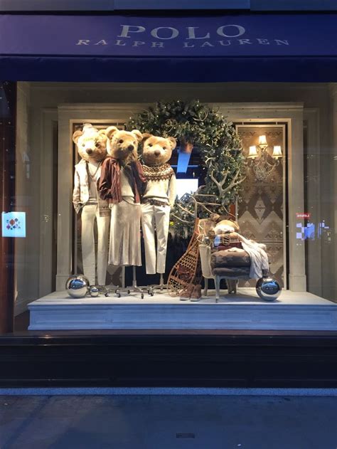 Pin By Mindy On Vm Display Christmas Window Display Window Display