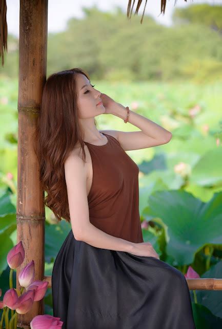 Hot Midu xinh đẹp dễ thương ở bên hồ sen EM XINH NUMBER ONE