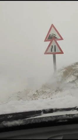 Vremea creează probleme mari în Buzău Mașini și TIR uri blocate din