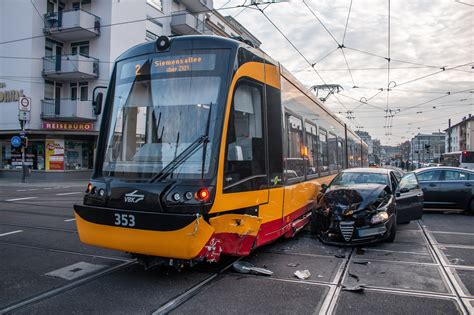 Heftiger Crash In Karlsruhe Auto Kracht In Straßenbahn Karlsruhe