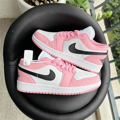 Mua Giày Jordan hồng nữ cổ thấp Giày jordan nữ màu hồng tươi pha trắng giày sneaker HOT