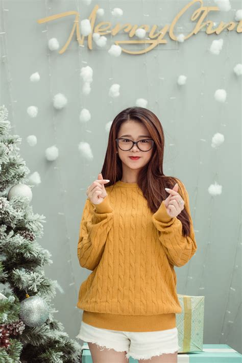 Hot girl thị phi nhất 2017 tung ảnh Giáng sinh đẹp lung linh