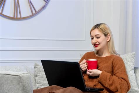 Amour Virtuel Jolie Jeune Fille Blonde En Pull Confortable Sur La Date De Distance De L