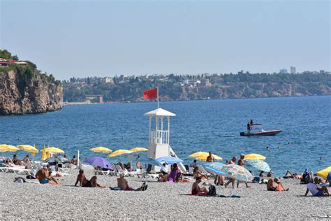 Antalya da sahillerde yoğunluk sürüyor Son Dakika Haberleri