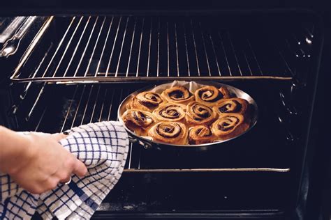 How to Deep Clean an Oven With Baking Soda and Vinegar – Cook It