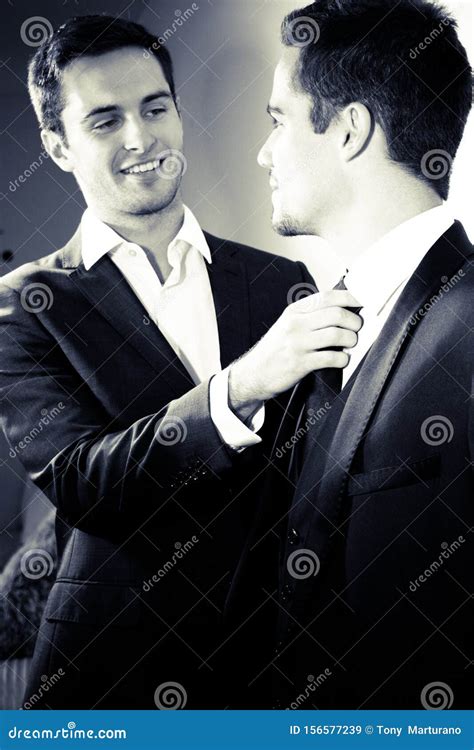 Sorrindo Marido Gay Consertando A Gravata Do Parceiro Imagem De Stock Imagem De Amigo Casado