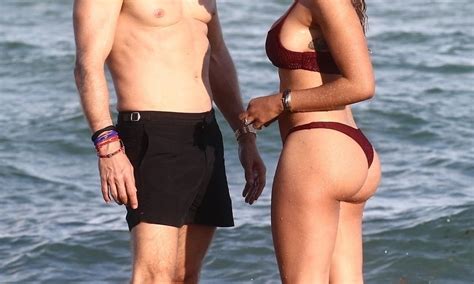 PHOTOS David Guetta et sa compagne super sexy en bikini le couple très amoureux à la plage