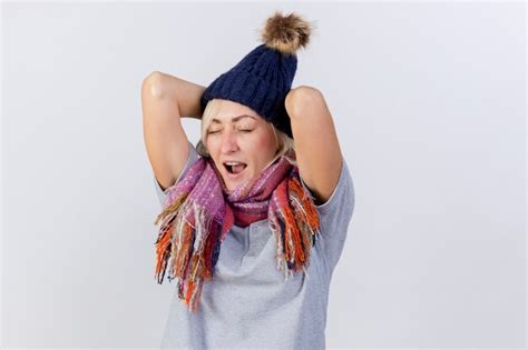 Douleur Jeune Blonde Femme Slave Malade Portant Chapeau D hiver Et écharpe Met Les Mains Sur La
