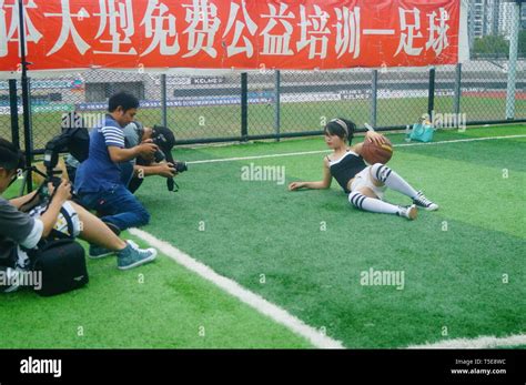 Shenzhen China Photography Enthusiasts Shoot Female Models Together