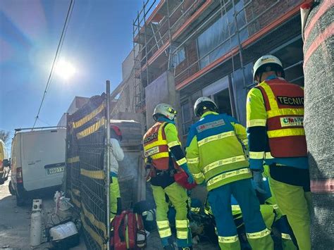 En estado crítico un trabajador de 45 años tras caerse de un andamio en