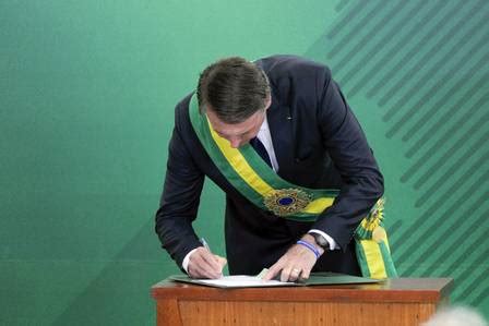 Relógio usado por Bolsonaro na posse é vendido a R 20 em camelôs do Rio