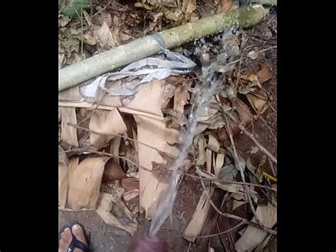 Dando Uma Boa Mijada No Mato XVIDEOS