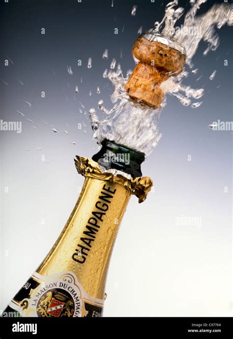 Bottiglia Di Champagne Con Sughero Popping Foto Stock Alamy