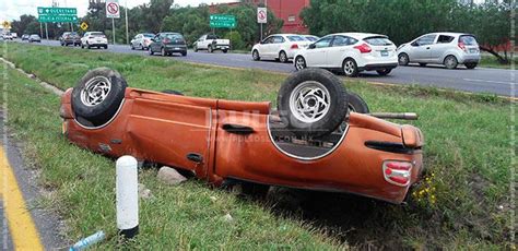 Conductor Resulta Herido Al Volcar Camioneta