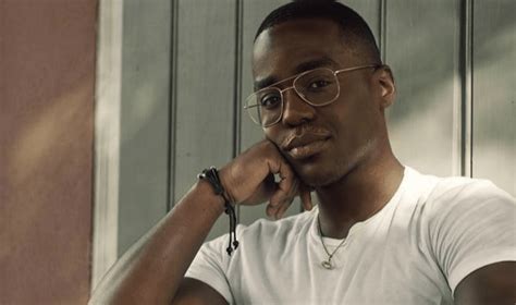 Sex Education l interprète d Eric revient sur l importance de son personnage têtu