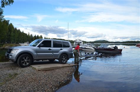 Спускаем катер на воду
