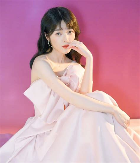 Con trai màn ảnh của Châu Tinh Trì gây tranh cãi với loạt ảnh mặc bikini gợi cảm sau năm