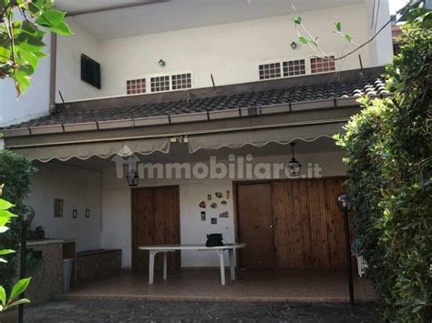 Vendita Villa Plurifamiliare In Via Lago D Iseo Santa Marinella Buono