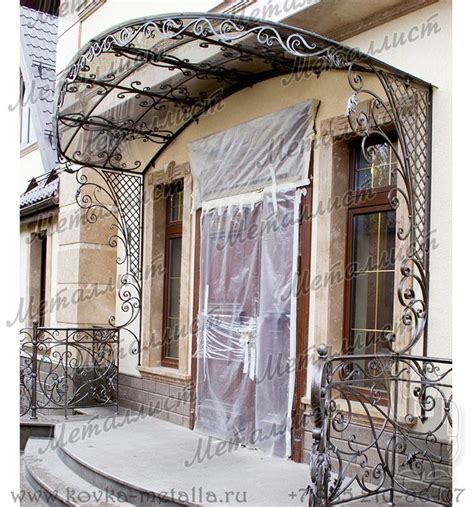 Кованый козырек над входом в ансамбле с перилами: фото