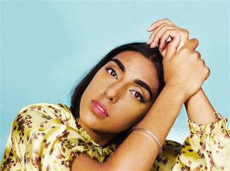 Novo livro de Rupi Kaur Cura pelas palavras é lançado no Brasil