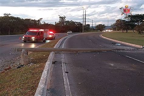 Carro derruba poste em colisão na Asa Norte próximo à UnB Vídeo