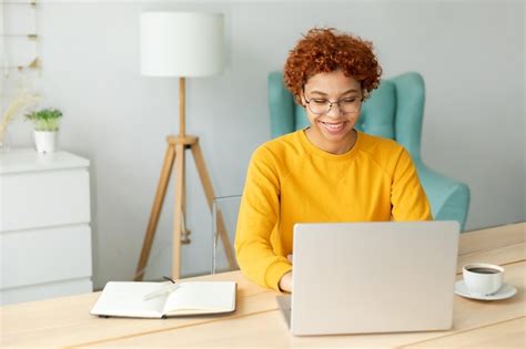 Premium Photo Portrait Of Smiling Woman Using Laptop At Office
