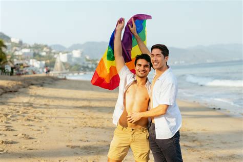 Pareja Gay Playa Homosexual Living And Travel