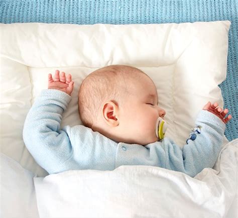 С какого возраста новорожденному можно спать на подушке