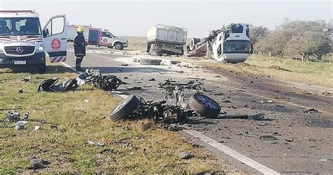 Ruta 11 Un Muerto Y Heridos Tras Tremendo Choque Entre Un Auto Y Un Camión