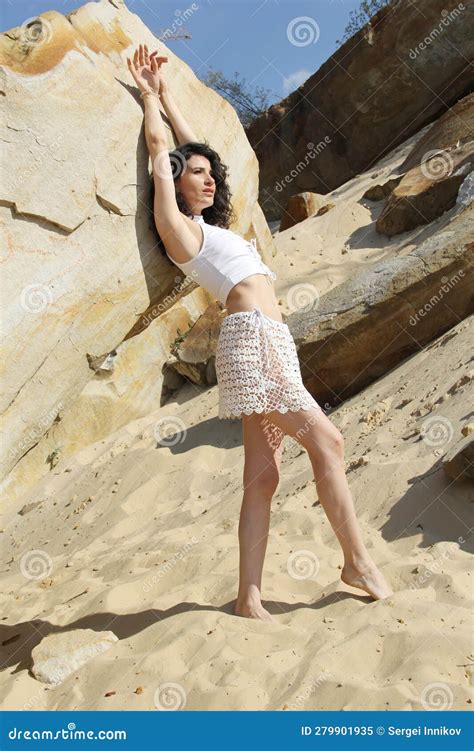 Una Chica En Un Tanque Y Un Micro Bikini De Plata Imagen De Archivo Imagen De Alineada Playa