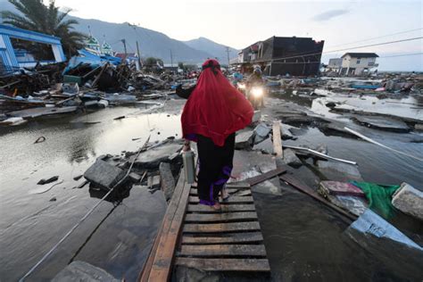 Earthquake And Tsunami Kill Over In Sulawesi Indonesia