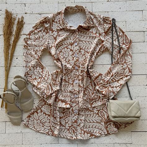 VESTIDO ESTAMPADO GOLINHA E BOTÕES NUDE Dondoca Moda Feminina