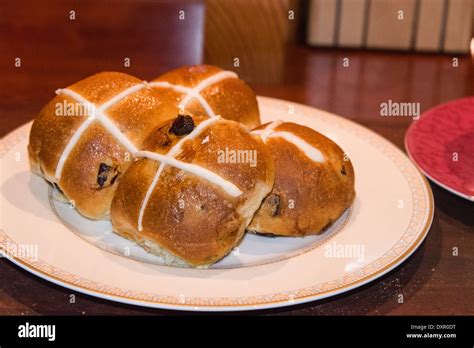 Hot Cross Buns On Plate For Easter Afternoon Tea Stock Photo Alamy