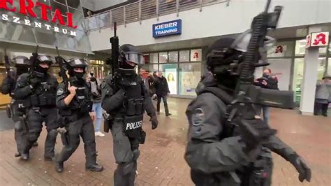 Verdächtige Person hat im Alstertal Einkaufszentrum AEZ in Hamburg