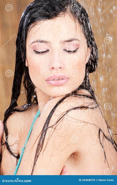 Femme Sensuel Sous La Douche Photo Stock Image Du Jeune Bikini