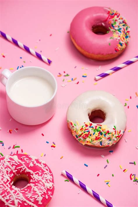 Donuts Met Suikerglazuur En Melk Op Pastelkleur Roze Achtergrond Zoete