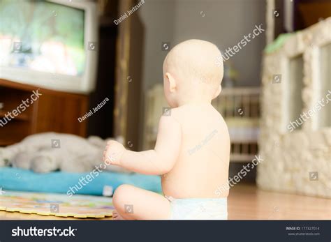 Naked Baby Watching Tv Sitting On Foto Stock Shutterstock