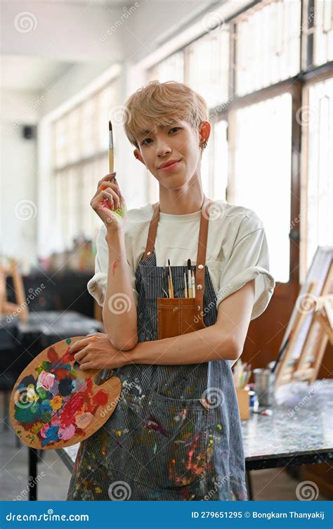 Retrato De Un Talentoso Hombre Gay O Artista Queer En Su Estudio Creativo Imagen De Archivo