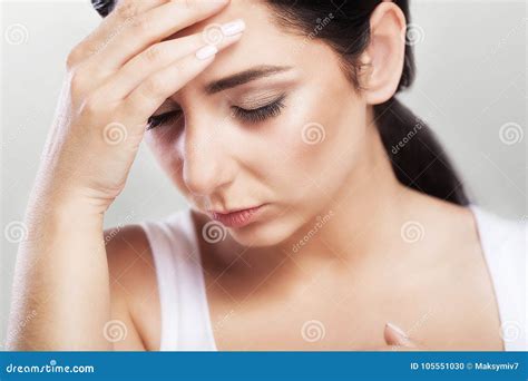 Portret Van Een Mooi Jong Brunette Met Naakte Schouders Strenge Hoofdpijnen Migraine Koude